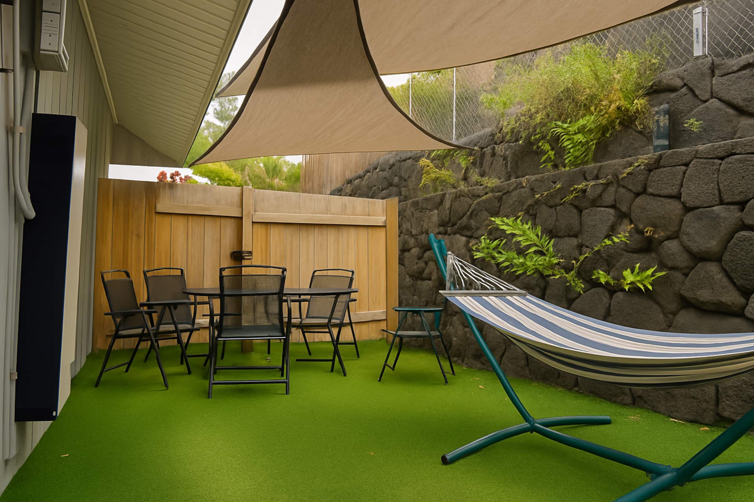 Kona Private Suite • Near Airport • Clean & Quiet - Image 12