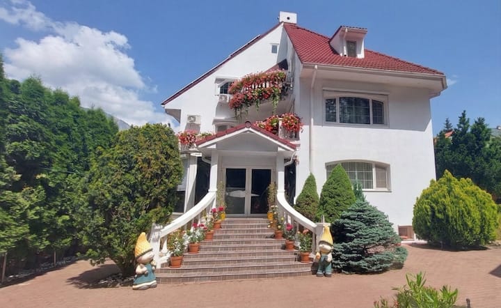 12 Guest Villa For Groups & Events In Bușteni - Bușteni