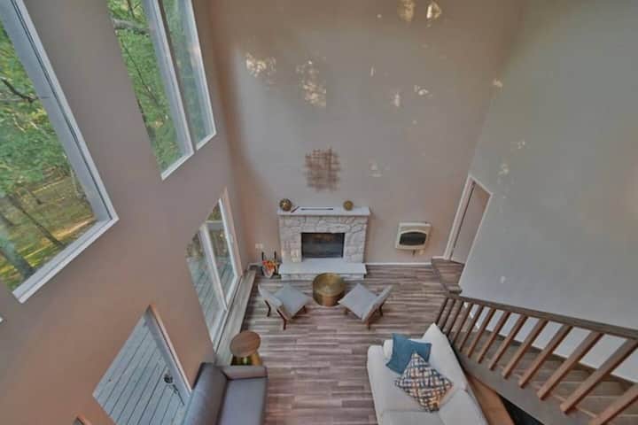 Brentwood Lodge | Hot Tub & Fire Pit Retreat - Stroudsburg
