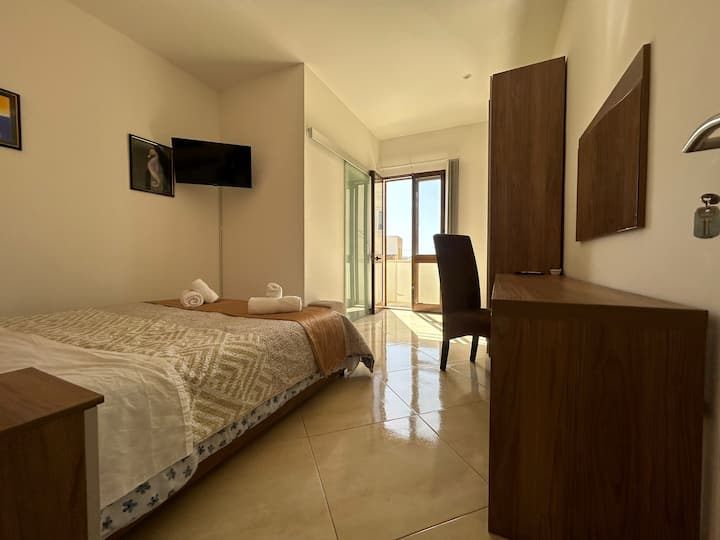 Queen Bed In Gozo Typical Townhouse-pool&jacuzzi - Malta