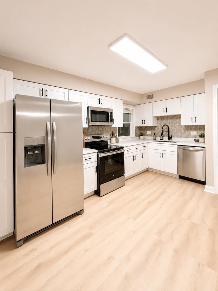 3br/2ba Lombard Home W/ Kitchen - Wheaton, IL