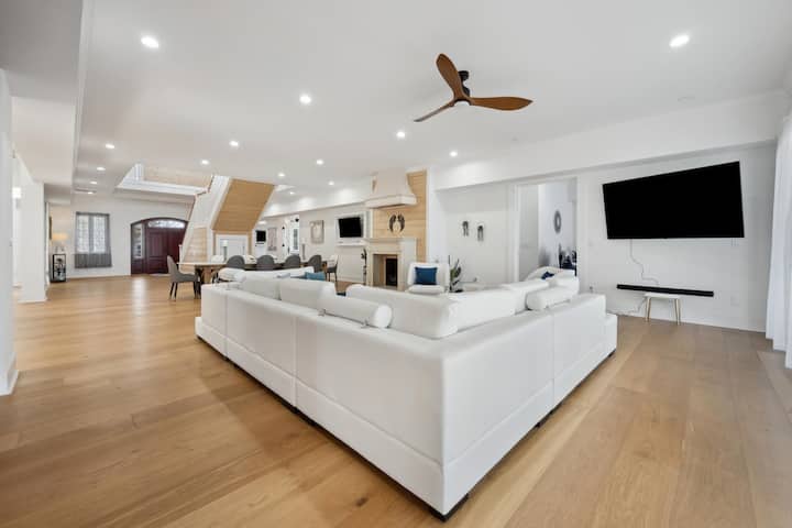Luxury Ocean Estate | Sleeps 26 | Private Beach - Pawleys Island, SC