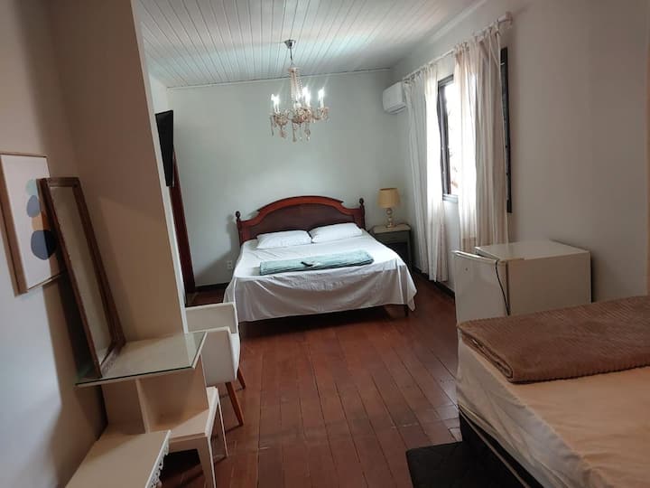 Dhoma e gjumit 3 me banjë private, e pajisur me krevat dopio, krevat tek, ajër të kondicionuar, televizor inteligjent, perde errësuese, varëse, shtroja dhe hapësirë magazinimi.
