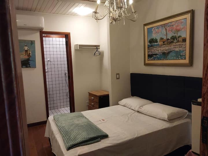 Dhoma 2 me banjë private, e pajisur me krevat dopio, ajër të kondicionuar, shtroja, varëse dhe hapësirë për ruajtjen e rrobave.