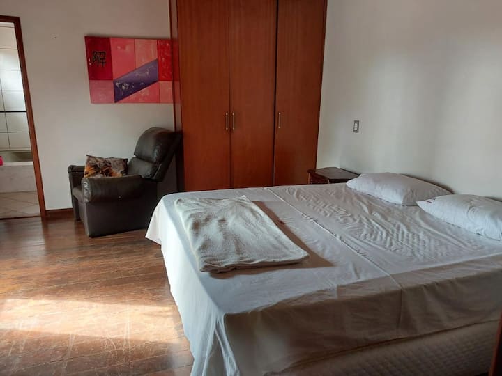 Dhoma 4 me banjë private, e pajisur me krevat dopio, ajër të kondicionuar, smart TV, perde errësuese, varëse, hapësirë për ruajtjen e rrobave dhe akses të drejtpërdrejtë në ballkon.