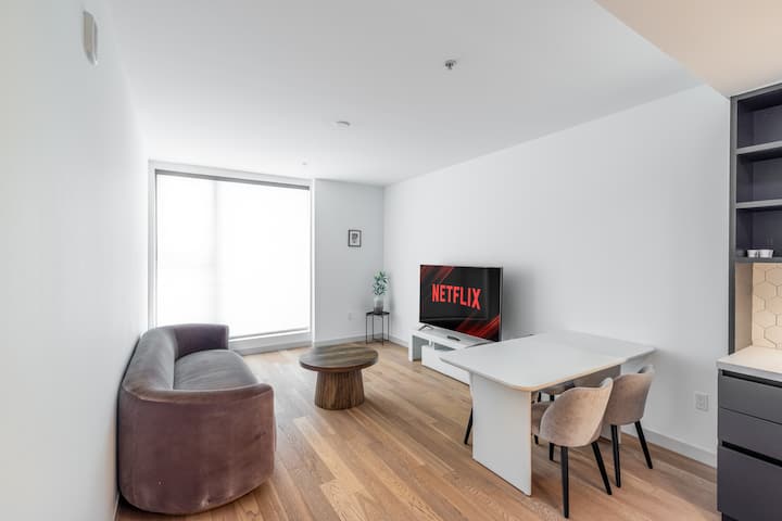 Sleek Hollywood Loft | Cozy Q Bed & Full Amenities - West Hollywood, CA
