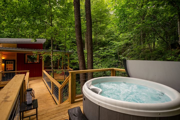 Terrace Creek Retreat | Creekside Hot Tub Escape | - Slade, KY