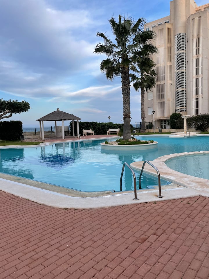 Beachfront Apartment With Sea Views, Pool, Parking - Alicante