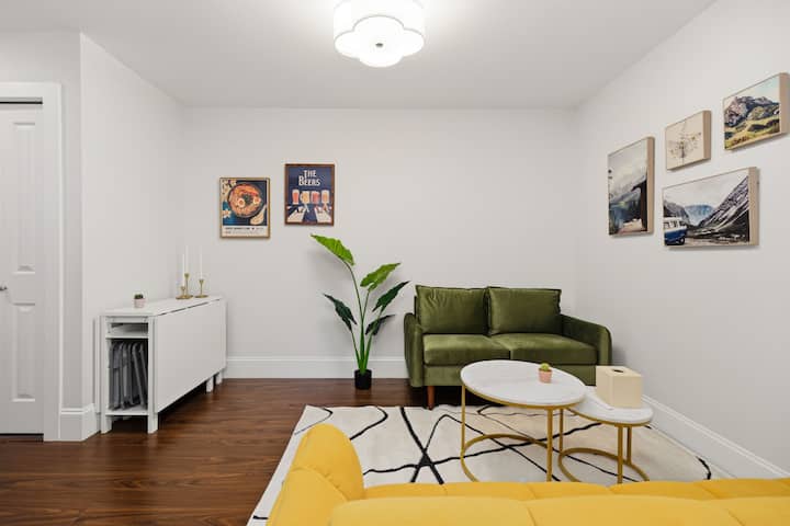 Pop-art East Van 2br | King Bed | Near Main St - Vancouver