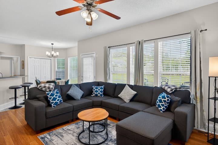 Savannah Oasis: Huge 6br Home W/arcade & King Beds - Pooler, GA