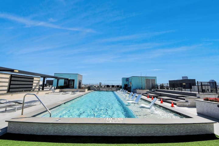 Luxury Houston Apartment: Rooftop Pool, City Views - Houston, TX