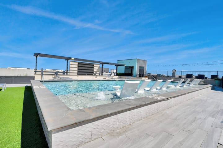 Houston Luxury Apartment Features A Rooftop Pool C - Houston, TX