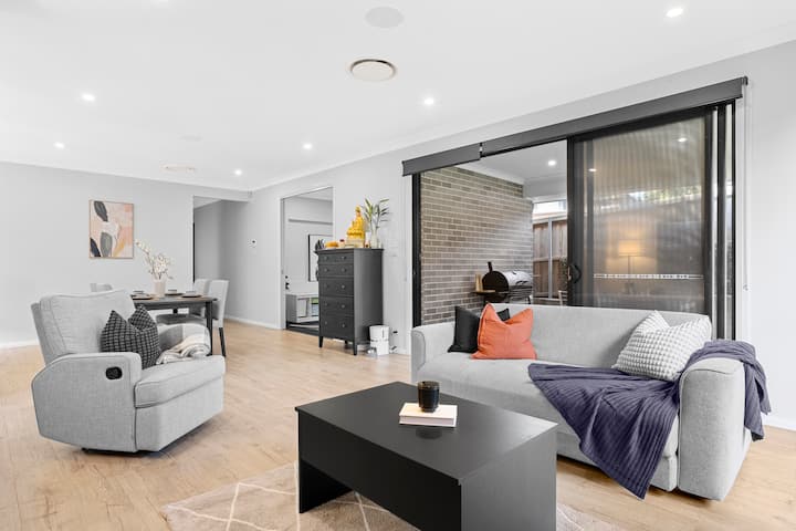 Extra Spacious Modern Retreat Near Tallawong Metro - 布萊克敦