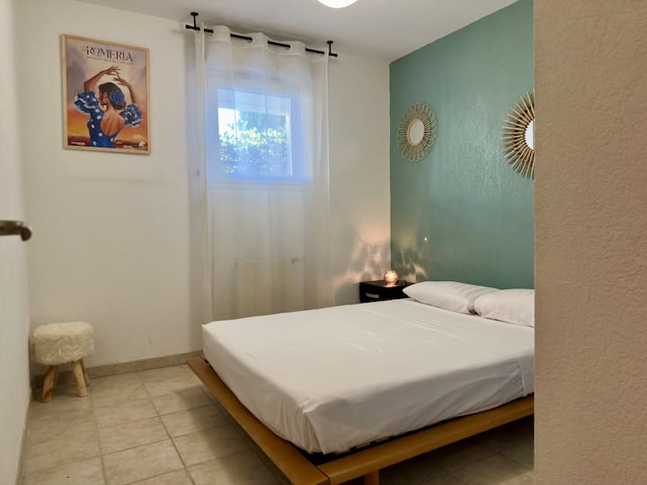 Chambre confortable avec un lit double accueillant et un placard intégré offrant un espace de rangement pratique. Un véritable cocon pour des nuits reposantes et un séjour tout en simplicité.