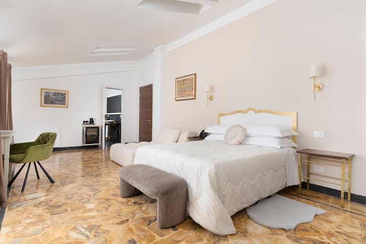 Deluxe Park & Pool View Skylight & Bathtub - Siena