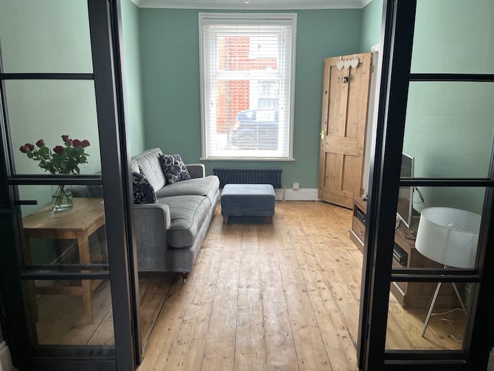 Central Southsea Home, Free Street Parking - Southsea