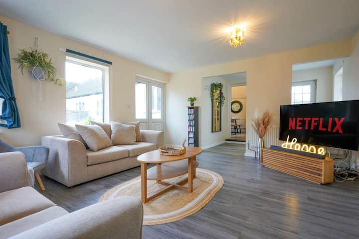 Large 5br Bungalow • Sleeps 10 • Driveway Parking - Northampton