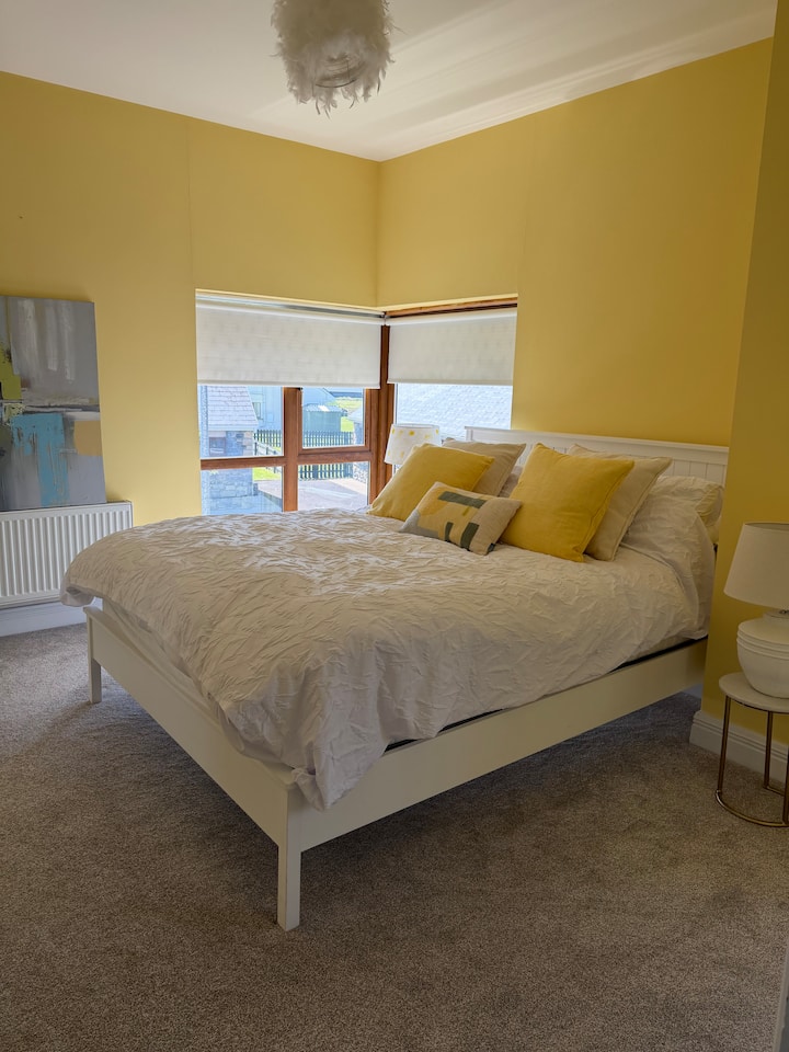 Clean, Comfortable Rooms With En-suite. - Enniscrone