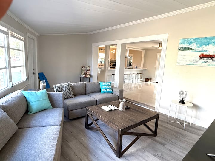 Luxury Coastal Retreat | 2 Min To Beach - St. Pete Beach, FL