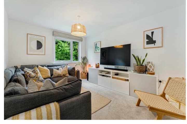 3br Modern Townhouse Close To Manchester Airport - Sale