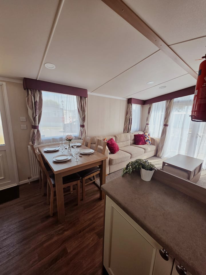 Meadow Bay | Holiday Home Chichester Sleeps 8 - Chichester