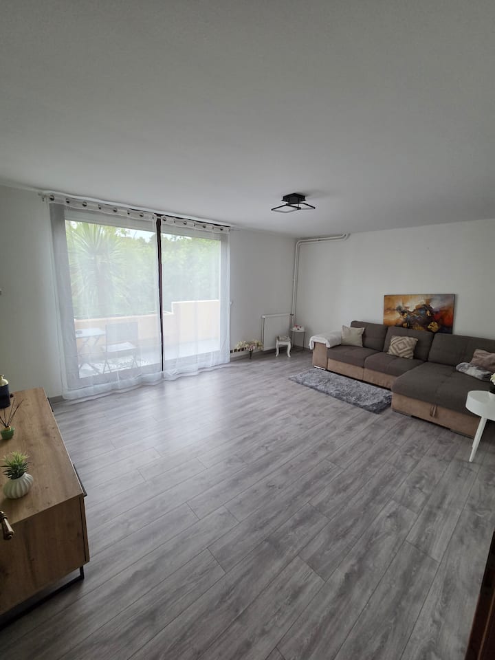Appartement Se Situant Dans Une Résidence Calme - Évry
