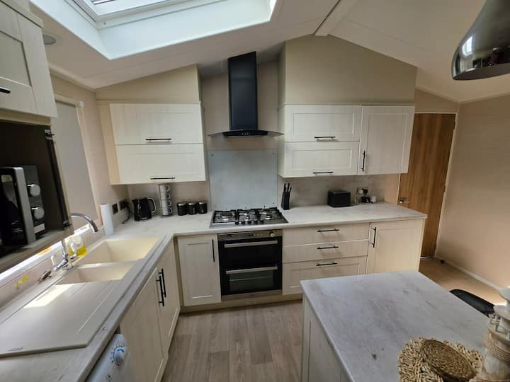 Enjoy The Beautiful Surroundings Of Pembrokeshire - Tenby
