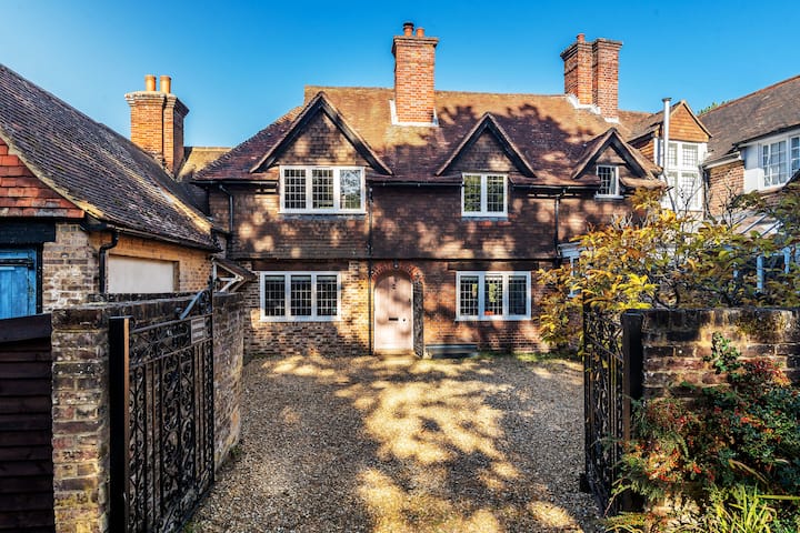 Character Cottage In The Surrey Hills - イギリス ギルフォード