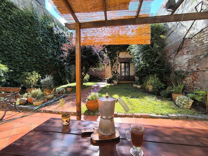 Casa Con Estufa A Leña, Jardín Y Escritorio. - Montevideo