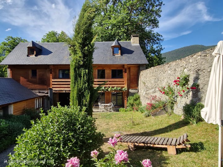 Chambre En Bois Dans Une Maison Tout En Bois. - Arreau