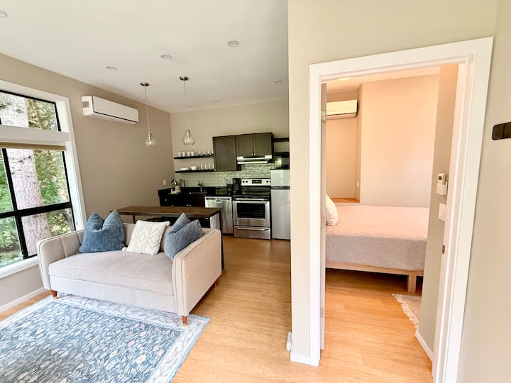Charming Forest Guest House - Issaquah, WA