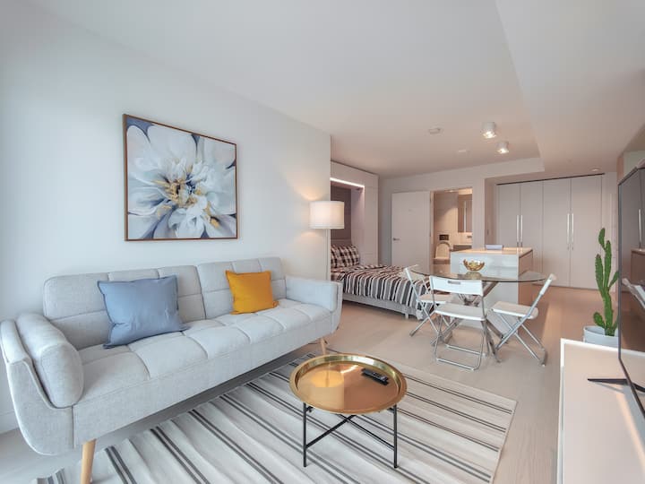 Downtown Balcony Studio With Views - Vancouver
