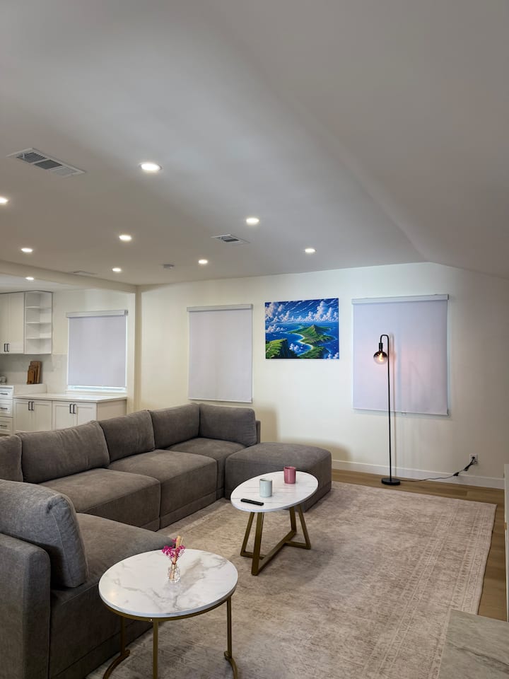 3bdr House Right Next To Van Nuys Airport - Calabasas, CA