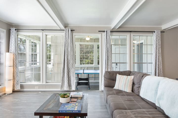 Huge Home! | 5 Bedrooms | 2 Kitchens | Sleeps 16+ - Huntsville, TX