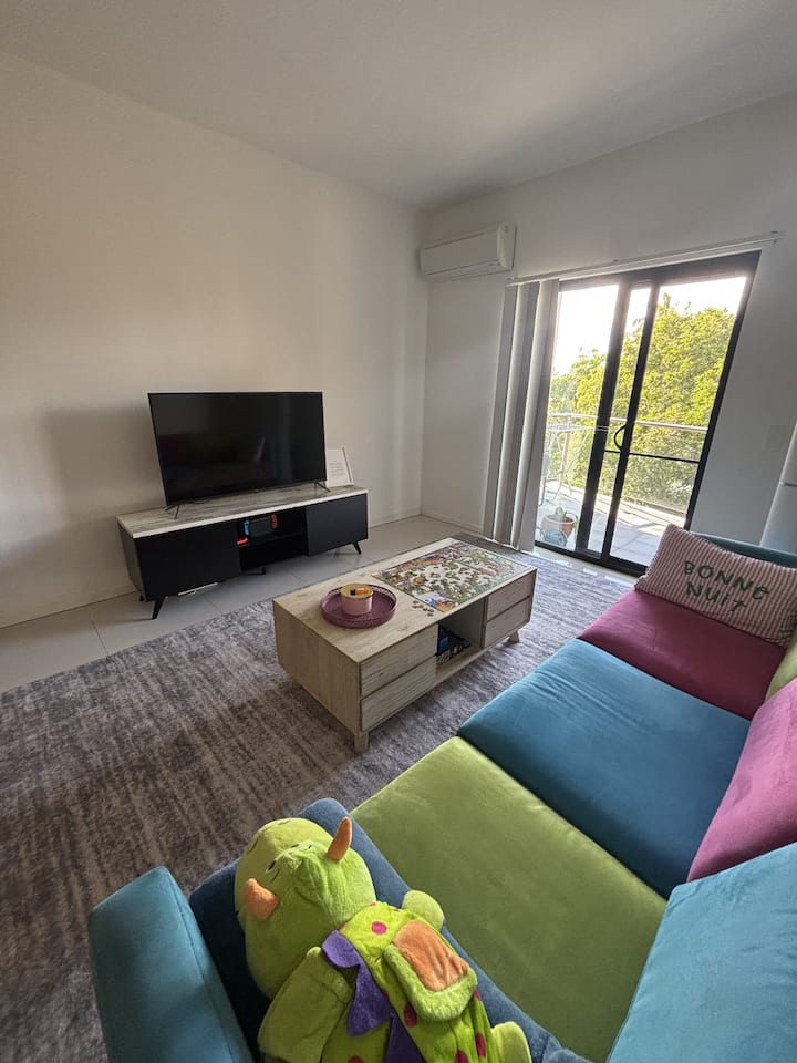 Bright Redcliffe Flat With Pool, Balcony & Beach - Kayo Stadium