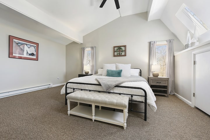 Главна спална соба со припаѓачка главна бања со тоалет. Брачен кревет (широк 180 – 200 см). Спална соба бр. 3