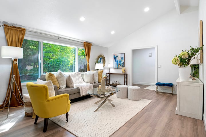 Cozy & Modern Home W/ Private Backyard In Kirkland - Redmond, WA