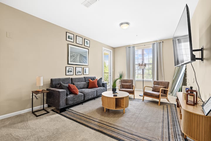 Ballpark Views & Pool: 2br - Suwanee, GA