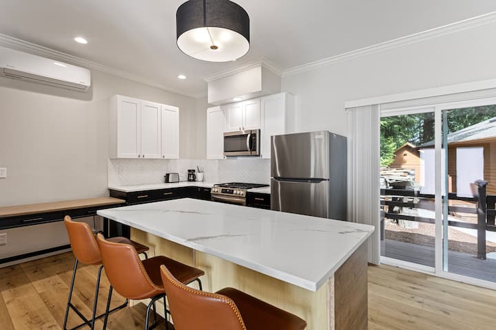 Private Detached Modern Oasis. - Redmond