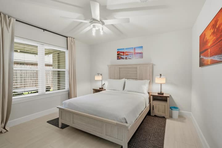 Dormitorio con cama tamaño queen con colchón prémium, Smart TV, cortinas opacas y una cama de fácil acceso.