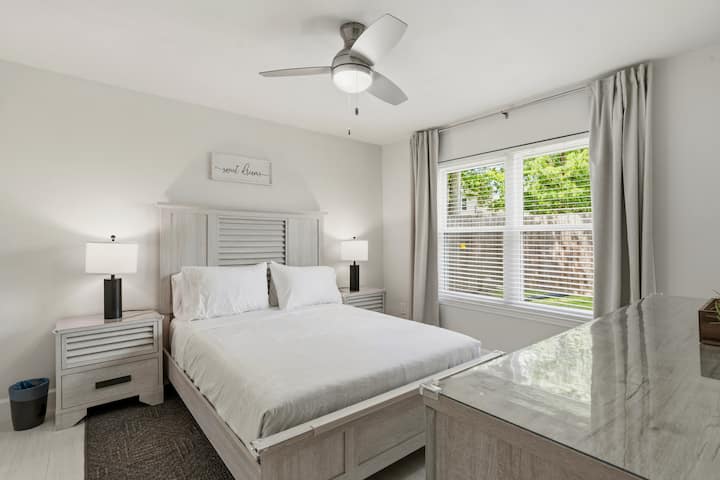 Segundo dormitorio con cama tamaño queen con colchón prémium, cortinas opacas y una cama de fácil acceso.