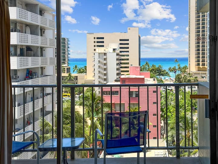Waikiki Monthly 1br W/ Parking, Pool & Lanai - Honolulu