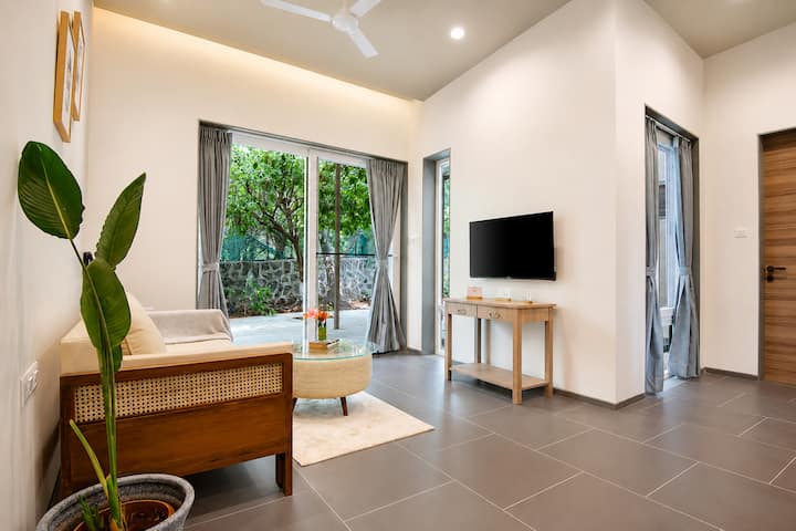 Villa In A Resort W/ Pvt Outdoor Jacuzzi & Restro - Karjat