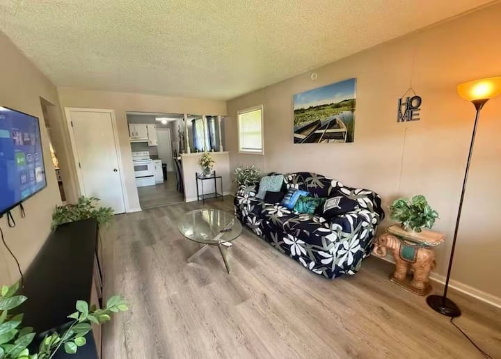 Spacious 2b1b Apt Near Downtown Kc/ Stadiums - Independence, MO