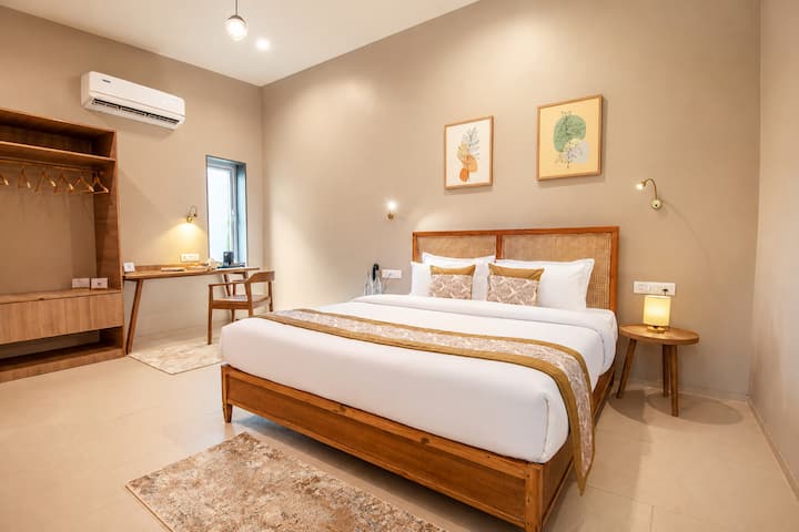 Boutique Cottage W/ Shared Game Room & Garden - Karjat