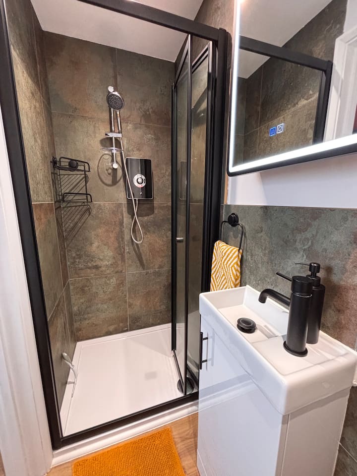 Cozy Detached Bedroom With Shower Room - Cambrige (UK)