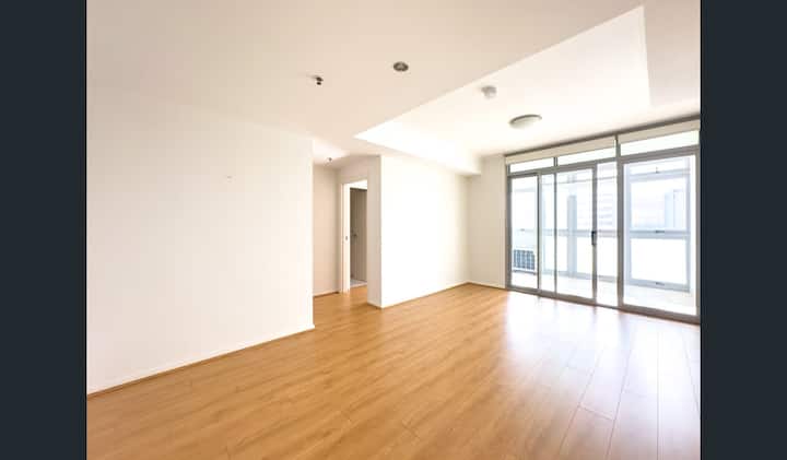 Burwood位于9楼的两室两卫公寓｜步行3分钟可达火车站，适合家庭或团体入住 - Burwood