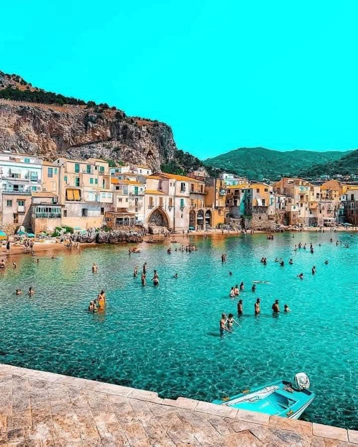 Sapore Di Sole Tra Il Duomo E Il Mare. - Cefalù