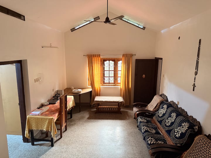 The Upper Deck | Quiet Top-floor Rooms + Pool - Pala