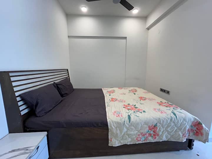 Urban Lovenest Furnished Studio Apartment - 푸네